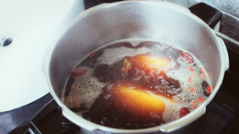 滋补红糖糯米藕丨大嘴螺,小编这次为了赶时间，用的是高压锅，大火压了半个小时，待气走完即可出锅(用炖锅来闷味道会更好，成色也会更足，炖锅需炖1个半小时左右