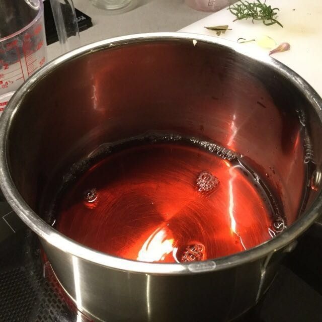 香煎牛扒配红酒汁,先用中火热锅，锅烧热后倒入红酒