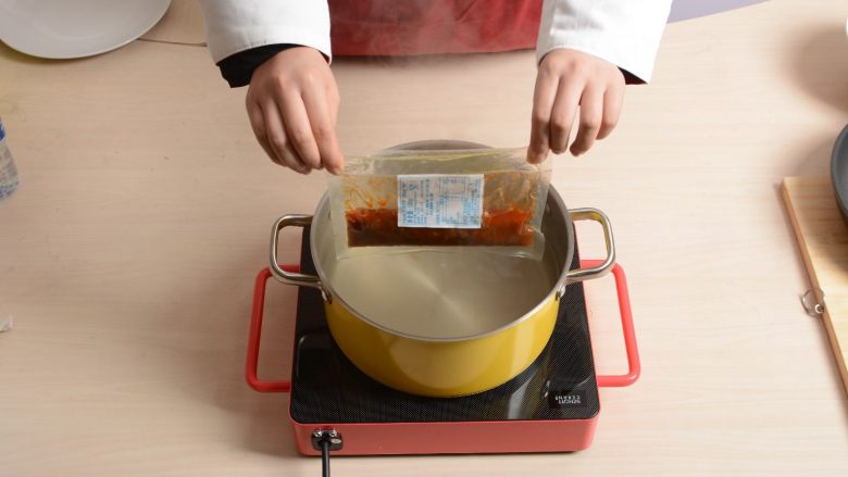 红酒牛肉铁盘焗饭,料理包放入开水中带包装水煮加热10分钟