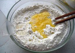酥皮,高粉中加入盐和少许柠檬汁加入鸡蛋1/2，加入适量清水搅拌成雪花状