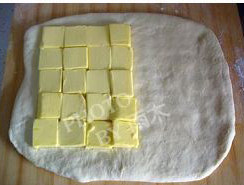 酥皮,面团擀成长方形大片，放入切片的黄油