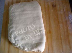 酥皮,用另一半面包裹住面团，压出气体，封好边缘