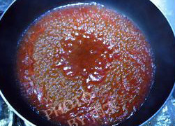 茄汁小丸子,倒入平底锅煮开，加盐调味。