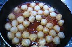 茄汁小丸子,放入煮过的丸子，慢慢的晃动锅子，让丸子均匀的沾上番茄酱即可。