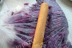 饺子皮紫薯挞,将蒸好的紫薯隔保鲜袋压成泥