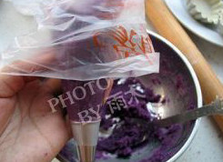 饺子皮紫薯挞,放入裱花袋，如果紫薯太干，可适量加点牛奶