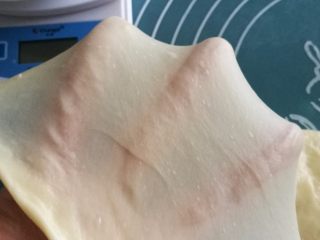 核桃仁玫瑰酥饼,水油皮经静置已经可以拉出很薄的膜啦。