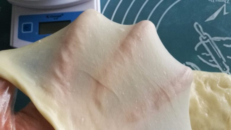 核桃仁玫瑰酥饼,水油皮经静置已经可以拉出很薄的膜啦。