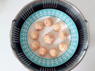鲜肉莲藕丸子,搓成小小的圆子备用
ps:盘底可刷一点油，或垫菜叶
