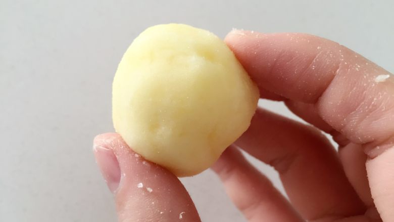 秋葵土豆饼,土豆泥搓成小圆球