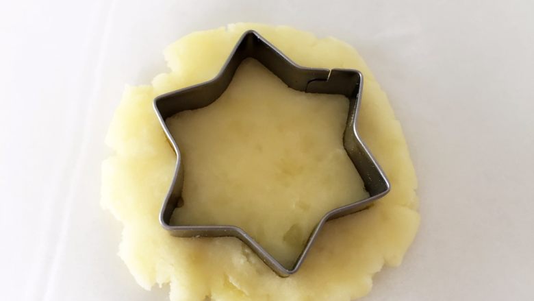 秋葵土豆饼,用模具压成型，没有模具用手整形成圆圆的形状也可以。