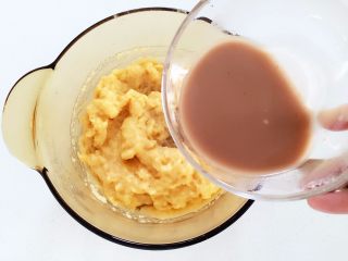 米粉“布丁”—可以抓在手上吃的米糊7M ,将步骤2中的藕浆倒入米糊中