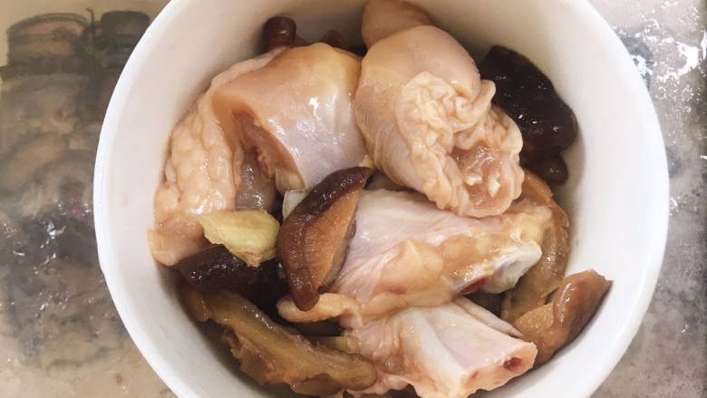 姜葱冬菇蒸滑鸡,抓拌均匀，腌制10分钟左右