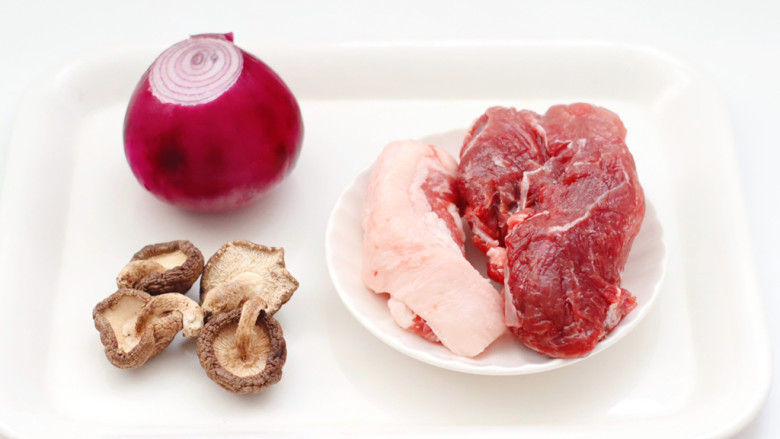 洋葱酱肉包子,首先<a style='color:red;display:inline-block;' href='/shicai/ 29'>洋葱</a>酱肉包子馅的食材，猪肉最好用点肥的，这样做好的包子吃起来更香。