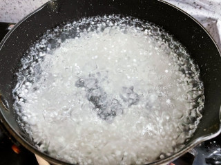 芒果芋圆西米露,锅中烧开水，以画圈方式倒入西米
