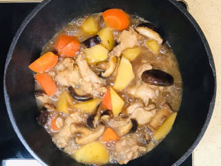 土豆香菇焖鸡,转慢火，煮至汤汁浓稠
