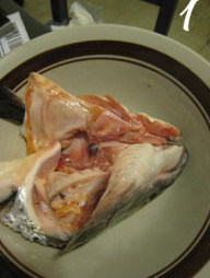 剁椒三文鱼头,鱼头洗净，中间剖开（不要剖断）用少许盐腌10min