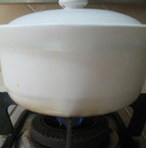 台湾卤肉饭,将它们一同倒入砂锅中，水开后盖上锅盖转最小火卤一个小时。