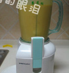 芒果西米露,另两个芒果放入搅拌机，继续放入<a style='color:red;display:inline-block;' href='/shicai/ 80067'>茯苓酸奶</a>，再放入甜牛奶，用料理机搅打成奶昔。