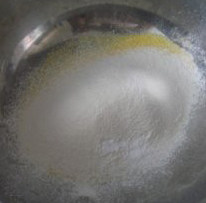 奶香玉米饼,玉米面过筛。中筋面粉过筛后，和玉米面混合。