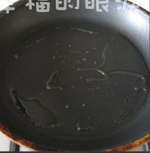 奶香玉米饼,平底锅里放入少量色拉油