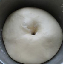 北海道吐司,面团检视完，滚圆，放置温暖处发酵。发酵至两倍大