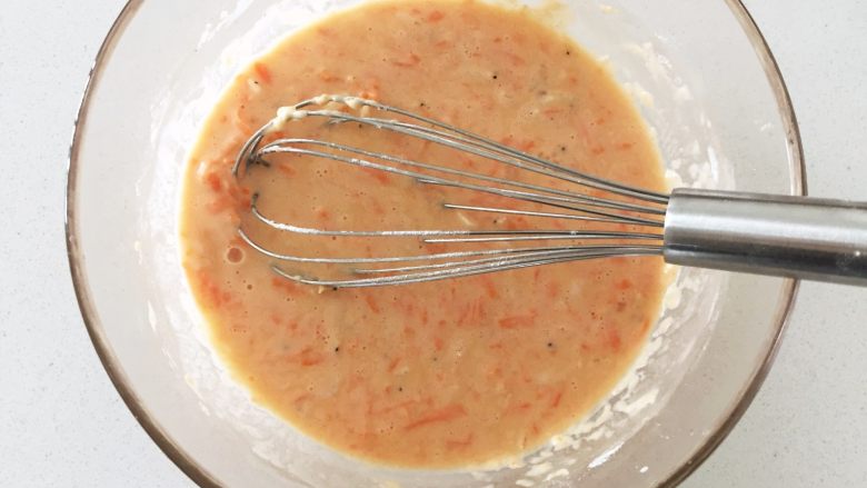 胡萝卜虾皮蛋饼,面糊搅拌至稀糊状，此时用打蛋器或勺子舀起，面糊可以顺利滑落。
ps:此时可加点油，让胡萝卜裹上油脂使维生素更容易吸收！