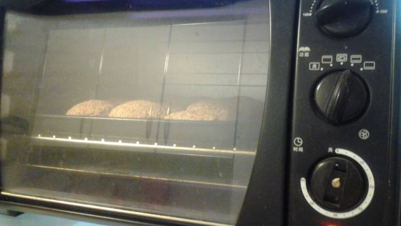 芝麻烧饼,入烤箱，上下火250度烤12分钟。