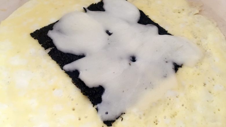 芝士流心蛋卷—这里有超多蛋白质和钙哦！,此时即可关火，余温就可把奶酪融化了。