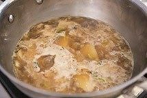 啤酒土豆奶酪汤,加入啤酒和百里香。用文火慢慢煮，锅部分盖，煮至土豆变软，约15至20分钟。
