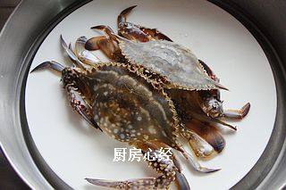 蒸海蟹,盖好蟹壳，放入蒸锅中