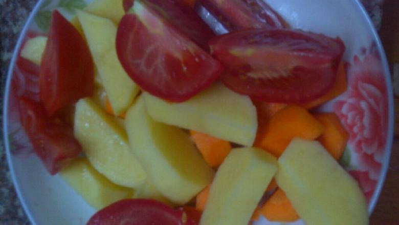 番茄土豆红萝卜瘦肉汤,番茄快刀滚块，土豆切大块，红萝卜切大块
