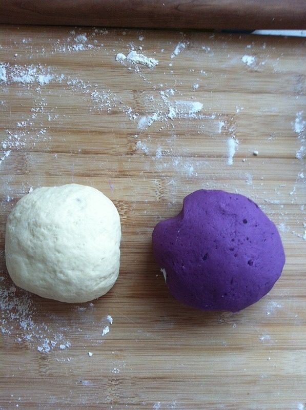 紫薯开花馒头,发好的面团揉出些气泡，取面团的1/3和紫薯泥混合揉成紫薯面团