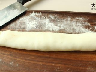 Q萌红糖冰皮月丨大嘴螺,取出先前准备好的冰皮，揉成长条状，撒上一些熟糕粉以免粘手，准备进入任人宰割状态