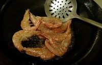 油焖大虾,锅中多倒油，烧至约6、7成热，投入大虾，迅速翻面，变红起酥即捞出