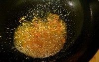 油焖大虾,锅中留少许油，下姜蒜炒香，中火，下番茄酱（约3小匙），或去皮切碎的西红柿（只要约3小匙的量），炒出红油