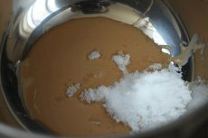 焦糖奶油吐司,焦糖浆、盐及细砂糖倒入盆中
