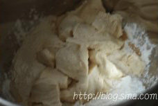 焦糖奶油吐司,放入高粉，将发好的中种切成小块，与主面团原料放在一起揉至完全阶段后，松弛半小时