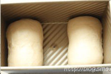 焦糖奶油吐司,排入吐司模中在温暖湿润处进行最后发酵