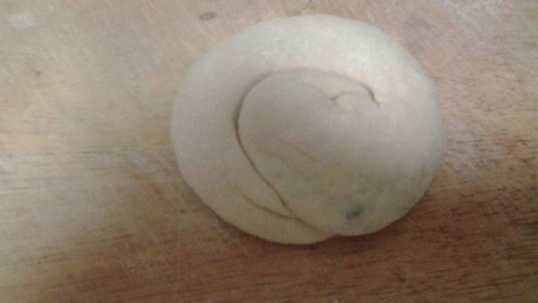 葱花发面饼,两头捏死卷起来窝在下面擀成饼型。