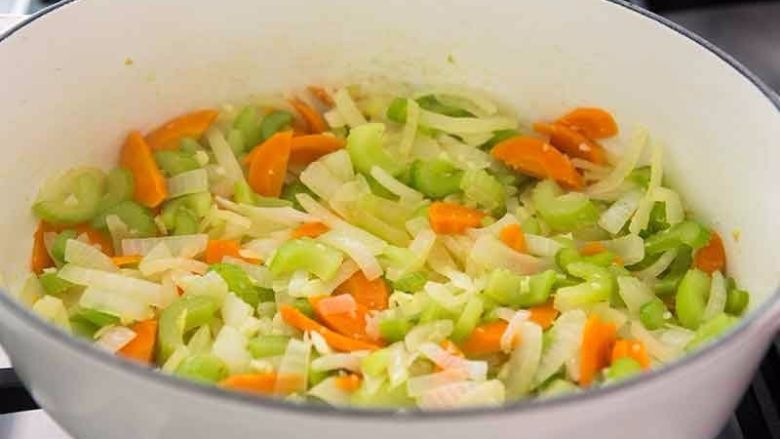 花椰菜奶酪汤,炒5-8分钟直至洋葱变软。加入切碎的大蒜，炒几分钟。