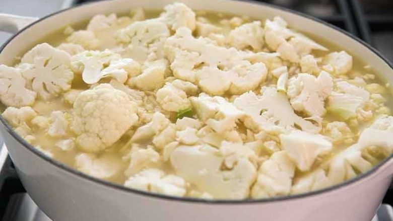 花椰菜奶酪汤,最后加入花菜，加盖煮12-15分钟，直到蔬菜完全熟透。