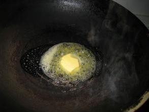 奶酪贝壳粉,在锅里融化<a style='color:red;display:inline-block;' href='/shicai/ 887'>黄油</a>。然后加入胡椒，盐和RICOS浓缩车打芝士酱，搅拌均匀。