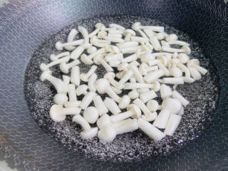 海鲜菇豆腐汤,锅中加入适量清水大火烧开，放入海鲜菇