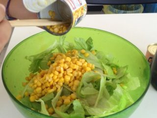生菜沙拉,加入玉米，玉米罐头里的水倒掉