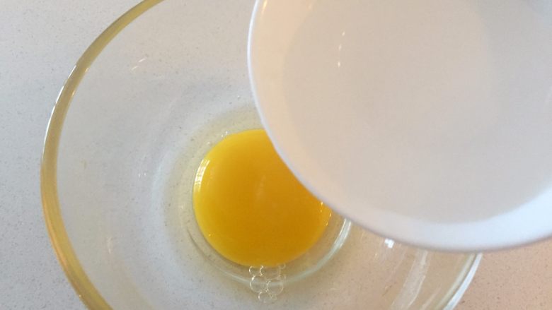 “小芽”月饼-适合三岁以上宝宝哦,期间准备蛋黄水，一个蛋黄加4分之一蛋白加15克水