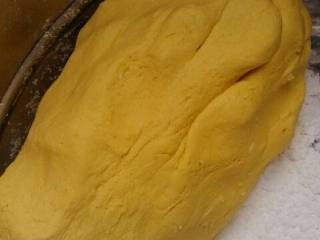 金山南瓜饼,用手揉捏，把南瓜和糯米粉揉匀。