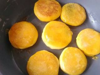 金山南瓜饼,放入煎锅，两面发黄变脆，就可以起锅。