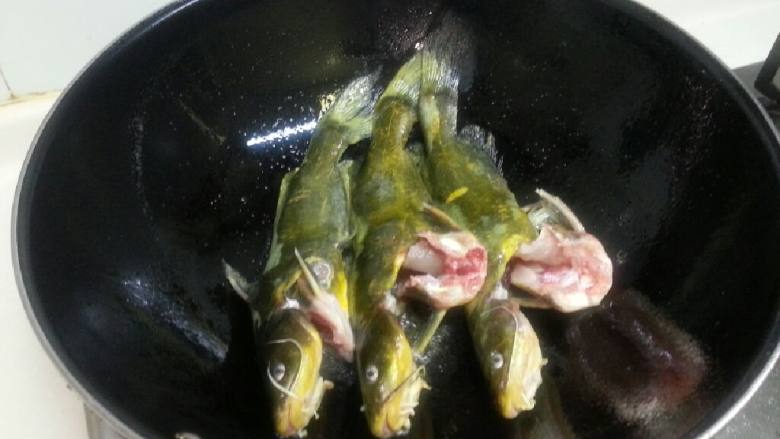 红烧（豆瓣）汪刺鱼,鱼下锅煎，下锅后鱼的位子确定后，勿用铲随意翻动鱼，而移动锅让每条鱼受热均匀。