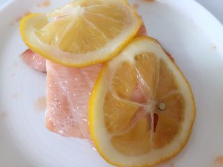 三文鱼饭团—给宝宝补充DHA的能量小饭团,在三文鱼上面放2-3片柠檬，上蒸锅，看到冒气后，蒸5-6分钟即可；
ps: 时间大家根据火候、三文鱼大小，可灵活控制哈。